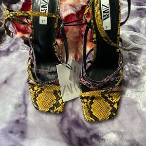 Zara Women's Yellow and Black Snakeskin Heels